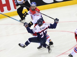 Roman Polák v súboji s Martinom Rewayom.