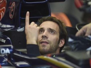 Vergnemu skĺzla pravá zadná pneumatika z monopostu