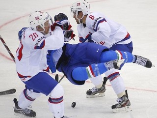 Talian Brian Ihnacak (uprostred) v súboji s dvomi nórskymi hokejistami.