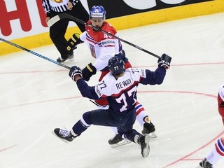 Roman Polák v súboji s Martinom Rewayom.