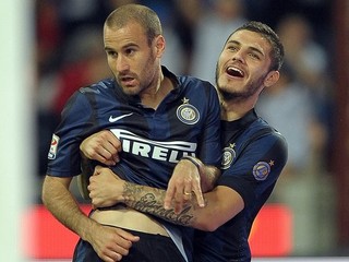 Útočník Interu Miláno Rodrigo Palacio (vľavo) a Mauro Icardi oslavujú gól.