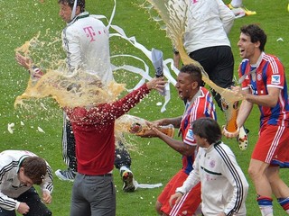 Jerome Boateng oblial Pepa Guardiolu počas osláv pšeničným pivom.