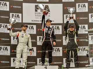 Matej Homola (uprostred) na stupni víťazov.