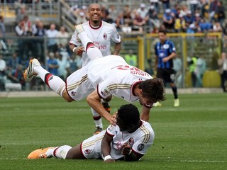 Kaká oslávil gól AC Miláno skokom na spoluhráča Muntariho.