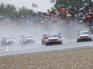 Nedeľné preteky skrátili pre silný dážď.