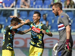Marek Hamšík (v strede) sa teší zo streleného gólu.