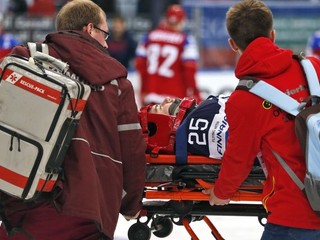 Jormakka po zrážke so Šipačovom zostal dlho ležať na ľade a zdravotníci ho ošetrovali priamo na hracej ploche.