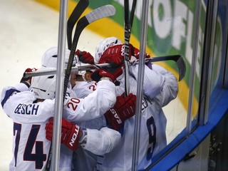 Radosť Francúzov po tom, čo strelil štvrtý gól Damien Fleury.