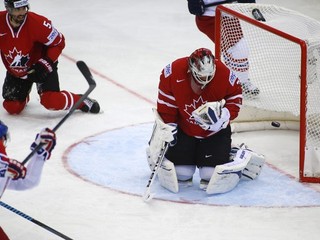 Český útočník Roman Červenka strieľa gól, vpravo kanadský brankár James Reimer.