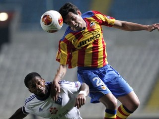 Jeremain Lens z Dynama Kyjev (vľavo) a Daniel Parejo z Valencie.