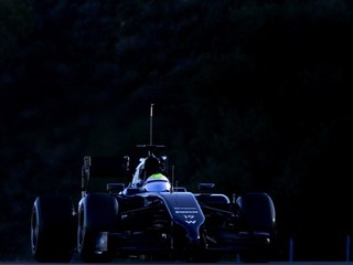 F1 si v tréningu zajazdí žena, manželka šéfa Mercedesu