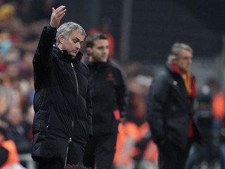 Jose Mourinho a v pozadí Roberto Mancini.