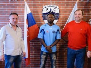 Na snímke generálny manažér Jozef Petráni (vľavo) a člen predstavenstva klubu Ivan Ondruška (vpravo) vítajú novú posilu FC Nitra Johna Mensaha (uprostred).