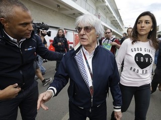 Šéf formuly 1 Bernie Ecclestone (uprostred) a jeho manželka Fabi