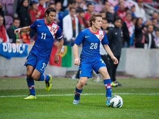 S loptou sedemnásťročný chorvátsky stredopoliar Alena Halilovič.