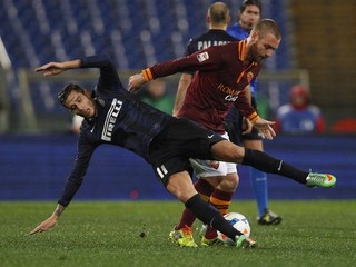 Stredopoliar AS Daniele De Rossi (vpravo) fauluje Gabriela Alvareza z Interu.