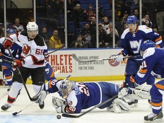 Jaromir Jágr (vľavo) a hráči Islanders - brankár Jevgenij Nabokov, Kyle Okposo a Travis Hamonic.