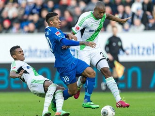 Roberto Firmino z Hoffenheimu v modrom a Luiz Gustavo (vľavo) a Naldo (vpravo) z Wolfsburgu.