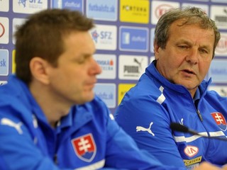 Tréner A-tímu Ján Kozák (vpravo) a jeho asistent Štefan Tarkovič.