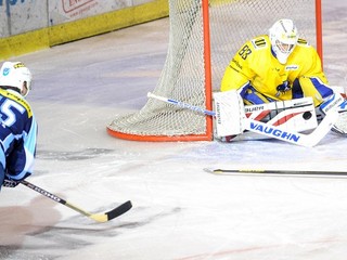 Jozef Stümpel z HK Nitra (vľavo) a brankár Martin Šúrek z ŠHK 37 Piešťany (vpravo) počas 53. kola slovenskej hokejovej Tipsport extraligy.
