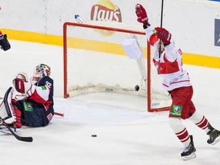 Brankár Slovana Jaroslav Janus inkasuje gól od Spartaku.