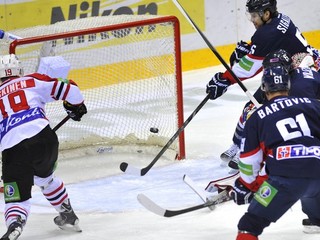 Sprava vpredu: Milan Bartovič, Tomáš Mojžíš a Jonathan Sigalet zo Slovana a Tuomas Kiiskinen (vľavo) z Donecku.