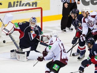 Zľava: brankár Slovana Jaroslav Janus a hráč Dinama Moskva Paul Szczechura.