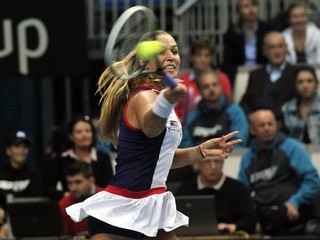 Dominika Cibulková odvracia úder Angelique Kerberovej vo štvrťfinále Pohára federácie Slovensko - Nemecko.