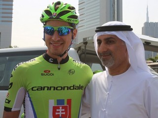 Peter Sagan pózuje s domácim fanúšikom pred štartom 4. etapy pretekov Dubaj Tour 2014 8. februára 2014.