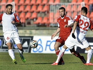 Jozef Rejdovian z Dukly (uprostred), Tomáš Kóňa (vľavo) a Vitor Anselmo (vpravo) zo Senice počas zápasu 21. kola slovenskej futbalovej Corgoň ligy.