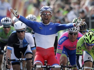 Francúz Nacer Bouhanni z tímu FDJ vyhral 1. etapu cyklistických pretekov Paríž - Nice aj vlani.