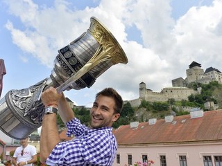 Dominik Graňák s Gagarinovým pohárom pod Trenčianskym hradom.
