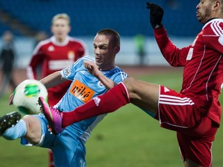 Kopúnek (vľavo v drese Slovana) sa preslávil na majstrovstvách sveta 2010 v Juhoafrickej republike, keď ako striedajúci hráč strelil víťazný gól vtedajším úradujúcim šampiónom Talianom (3:2).