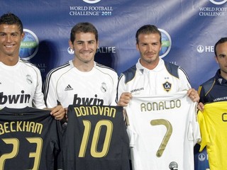 Zľava s vymenenými dresmi na ilustračnej snímke: Cristiano Ronaldo, Iker Casillas, David Beckham a Landon Donovan.