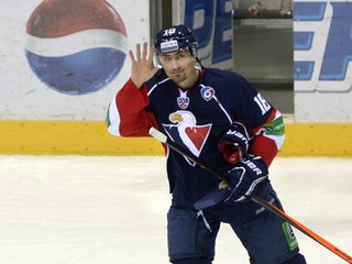 Miroslav Šatan pozdravuje divákov po skončení stretnutia s Minskom (1:2).