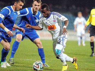 Henrich Kováč (vľavo) a Lukáš Kutra (v strede) z FC Nitra a Seydouba Soumah z ŠK Slovan Bratislava (vpravo).