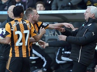 Tréner Newcastlu Pardew dostal dištanc na sedem zápasov