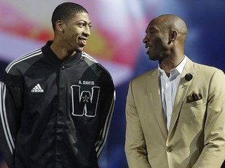 Anthony Davis (New Orleans Pelicans) a vpravo Kobe Bryant.