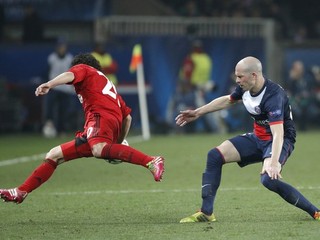 Christophe Jallet z PSG (vpravo) a Andres Guardado z Leverkusenu.
