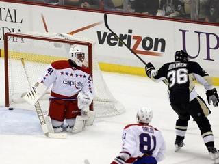 Jussi Jokinen z Pittsburghu dáva gól Jaroslavovi Halákovi.