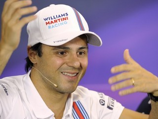 Jazdec Williamsu Felipe Massa z Brazílie gestikuluje na tlačovej besede pred Australian Formula One Grand Prix v Melbourne.
