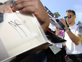 Brit Jenson Button z McLarenu rozdáva v Melbourne podpisy.