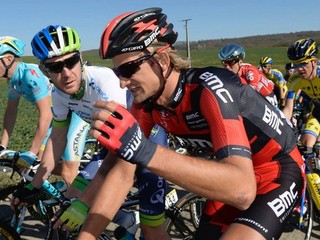 Peter Velits v červeno-čiernom drese BMC.