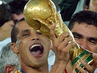 Brazílčan Rivaldo drží trofej po víťazstve 2:0 nad Nemeckom vo finále MS2002 vo futbale 30. júna 2002 v japonskej Jokohame.