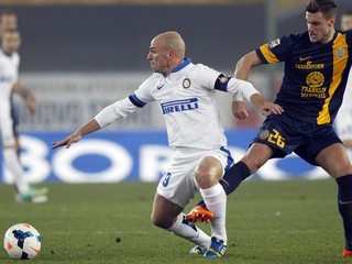 V bielom drese Interu Esteban Cambiasso.