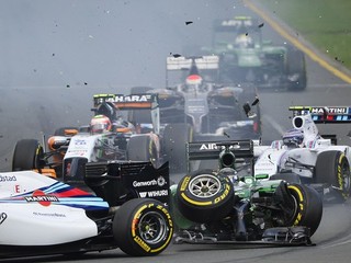 Veľká cena Austrálie začala kolíziou japonského pilota Kobajašiho na Catehrame.