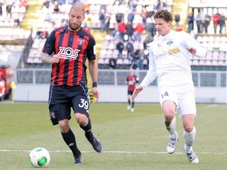 Ivan Lietava s loptou ešte v drese Spartaka Trnava.