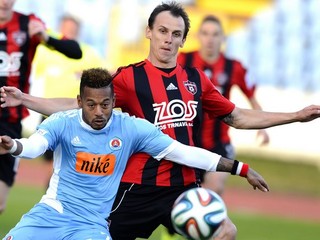 Lester Peltier (Slovan) a vpravo Martin Tóth (Trnava).