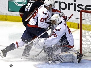 Jaroslav Halák sa v zápase Anaheim - Washington stal treťou hviezdou.
