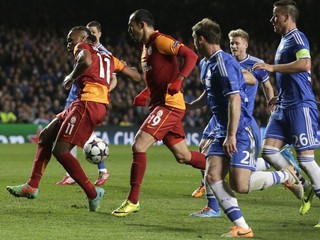 Didier Drogba (s číslom 11.) sa na ihrisku Chelsea nepresadil.